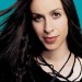 Alanis Morissette ascolta il nuovo singolo "Receive"