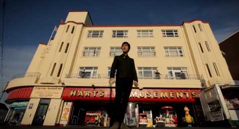 easy-money-videoclip-johnny-marr