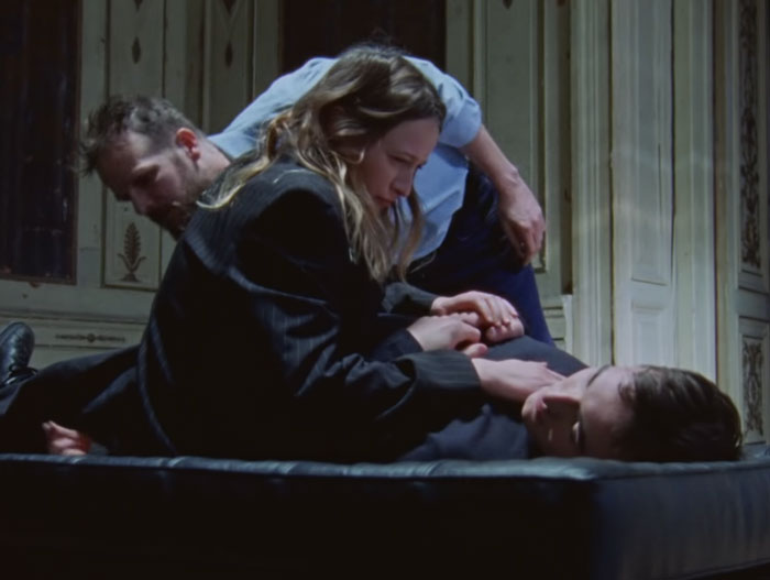 Guarda il video di Exits guarda il video musicale di exits