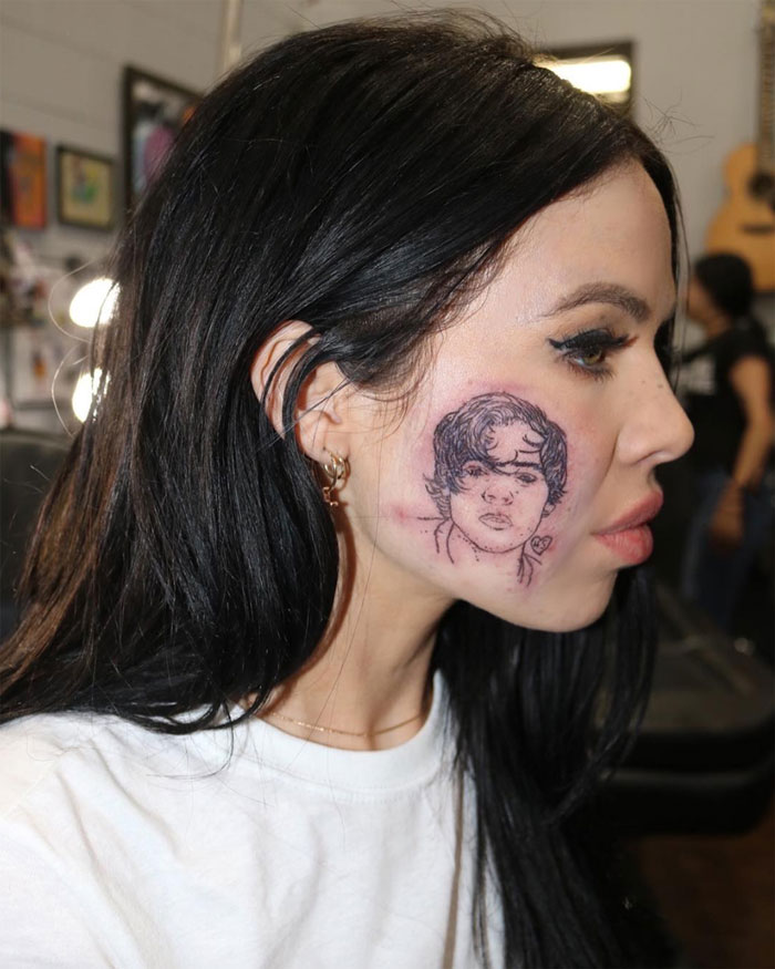 il tatuaggio sul viso di kelsy karter