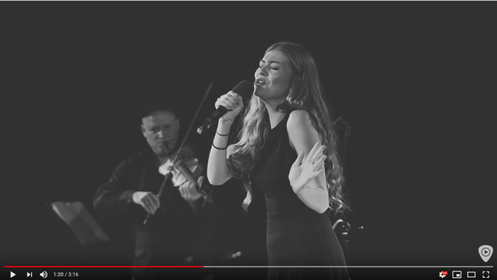 il video di C'est La Vie