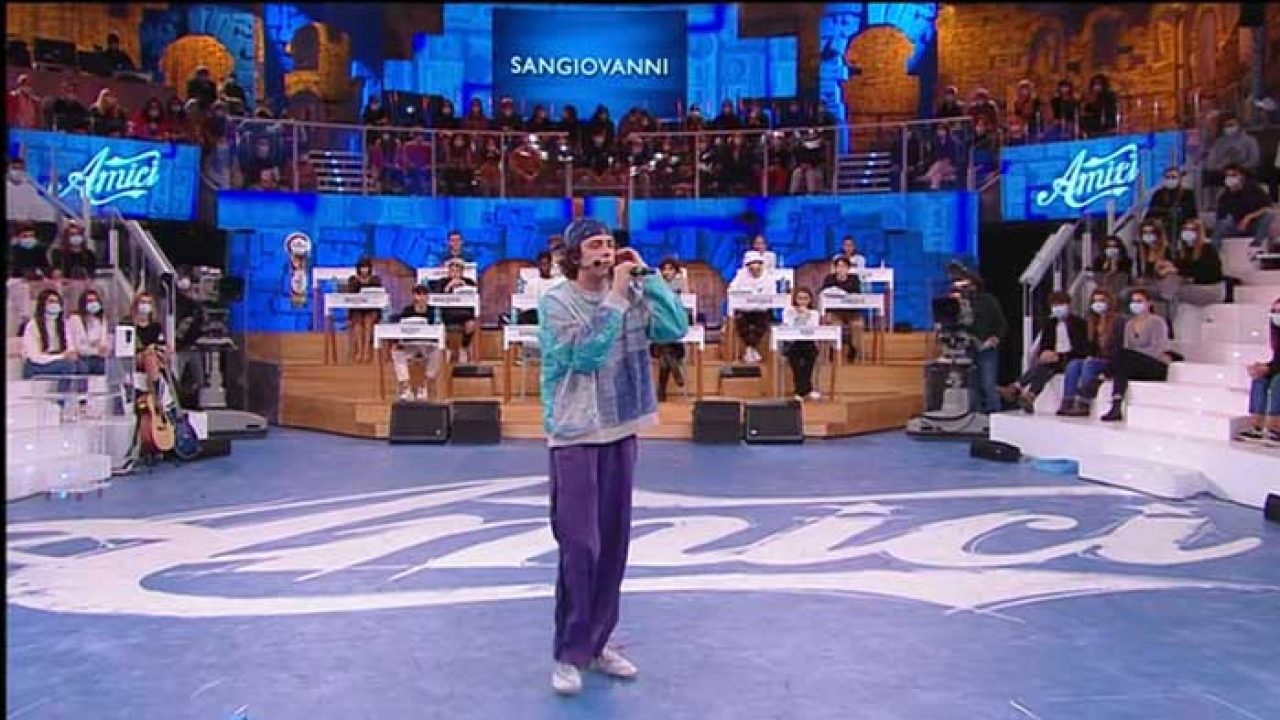 Sangiovanni e la sua contagiosa Guccy Bag presentata ad Amici 20: audio e  testo completo della canzone - Nuove Canzoni