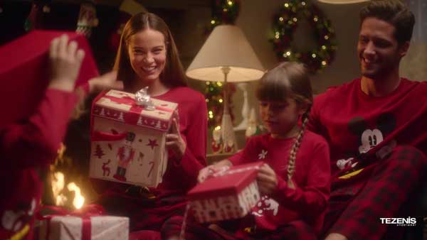 pubbliciità tezenis natale 2020 con giulia de lellis