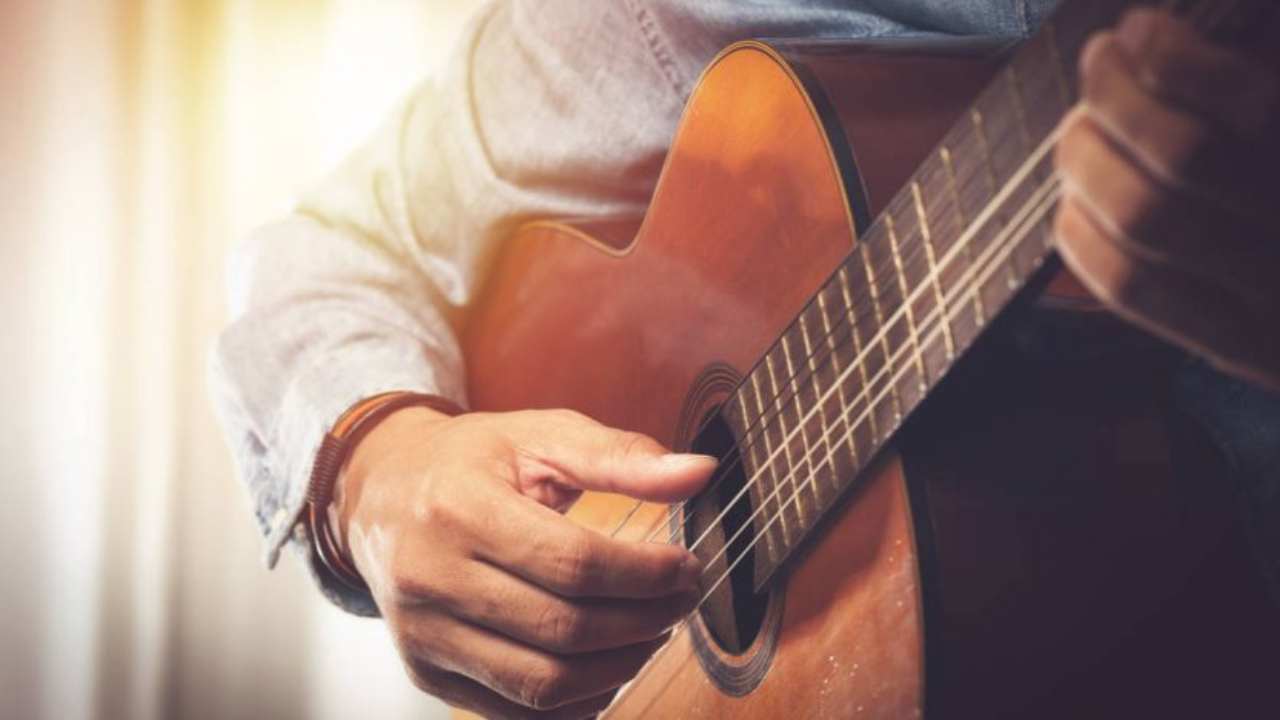 Consigli per imparare a suonare la chitarra da grandi