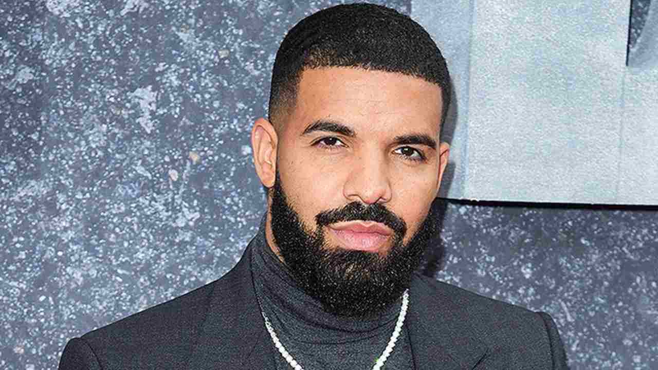 Drake distribuisce soldi
